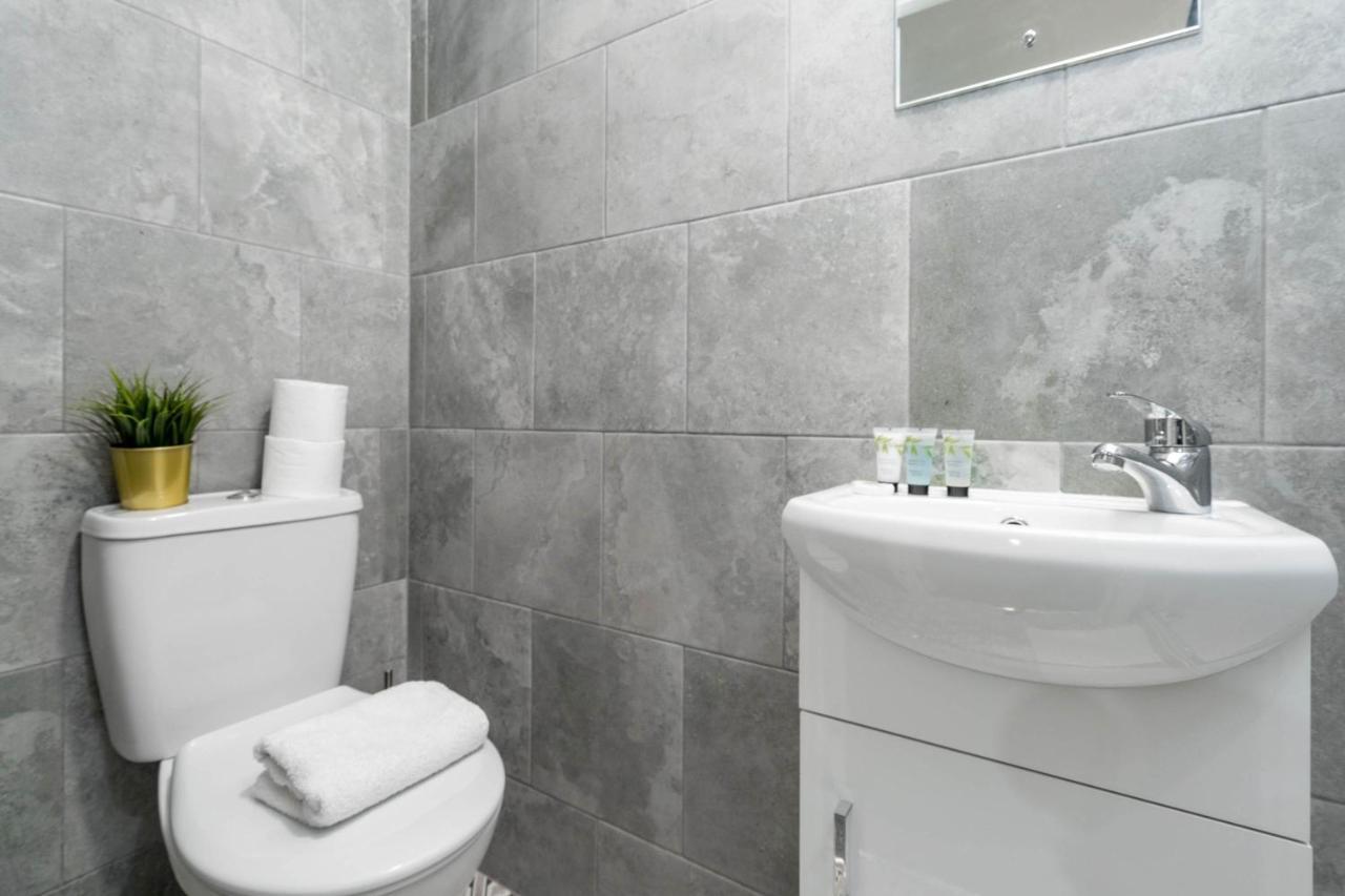 Two Bedroom Apartment - En Suites - Smart Tv'S - Wifi - Netflix - Bearwood Birmingham Kültér fotó