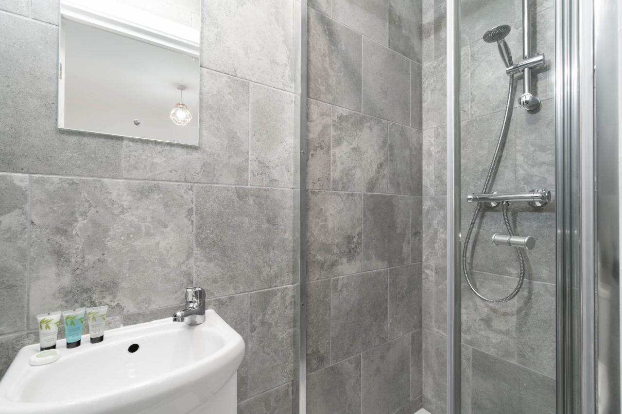Two Bedroom Apartment - En Suites - Smart Tv'S - Wifi - Netflix - Bearwood Birmingham Kültér fotó